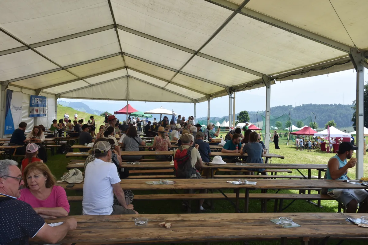 Blick in ein Festzelt.